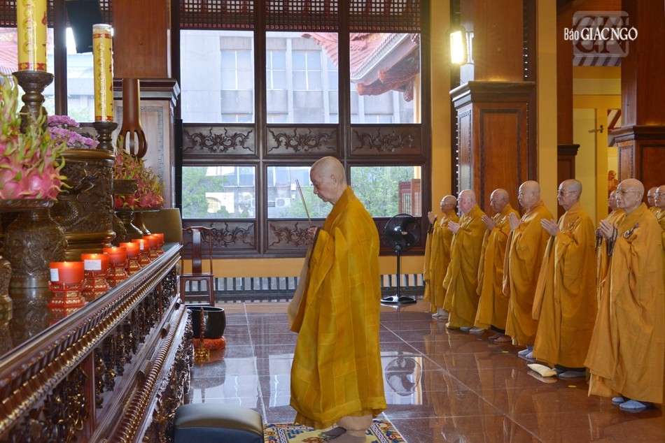Đức Pháp chủ niêm hương Tam bảo Đức Pháp chủ niêm hương Tam bảo