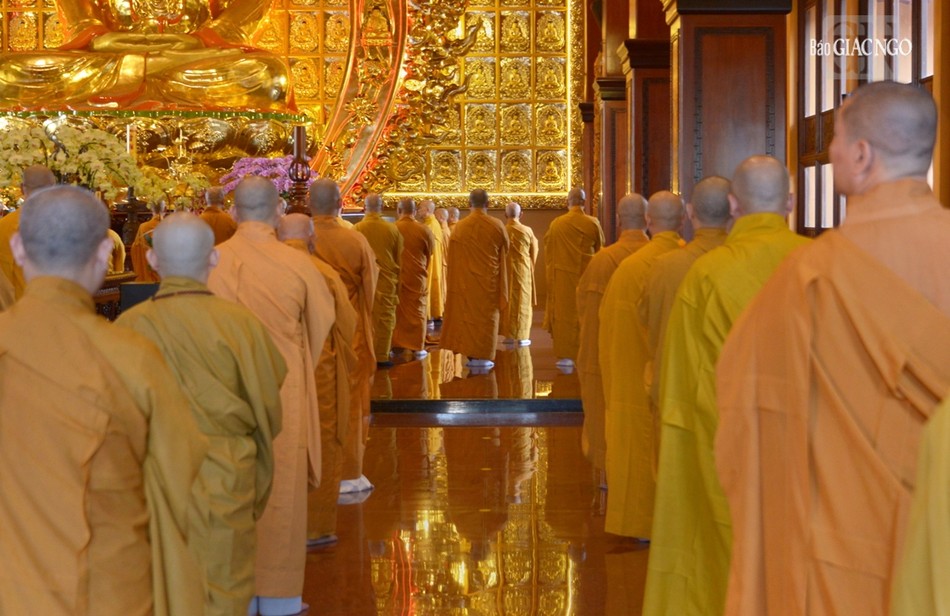 Toàn thể đại chúng thành kính đảnh lễ Tam bảo, phát lồ sám hối theo pháp Toàn thể đại chúng thành kính đảnh lễ Tam bảo, phát lồ sám hối theo pháp