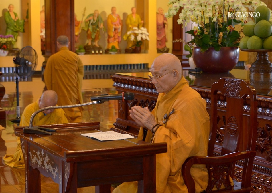 Hòa thượng Thích Minh Thông trùng tuyên giới Tỳ-kheo và Bồ-tát giữa đại chúng Hòa thượng Thích Minh Thông trùng tuyên giới Tỳ-kheo và Bồ-tát giữa đại chúng