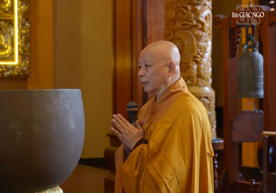 Hòa thượng Thích Lệ Trang dẫn lễ Hòa thượng Thích Lệ Trang dẫn lễ