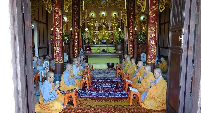 Chư Ni trong tỉnh đã cùng vân tập tại chánh điện tụng kinh Di giáo cúng dường