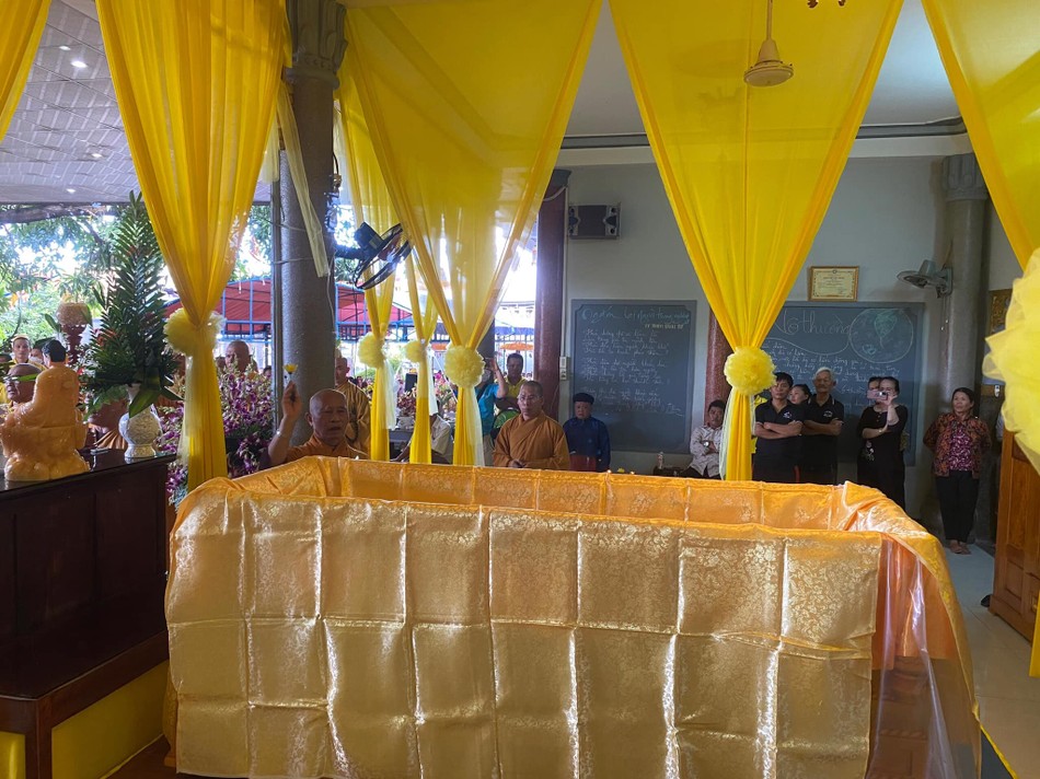 Sái tịnh kim quan