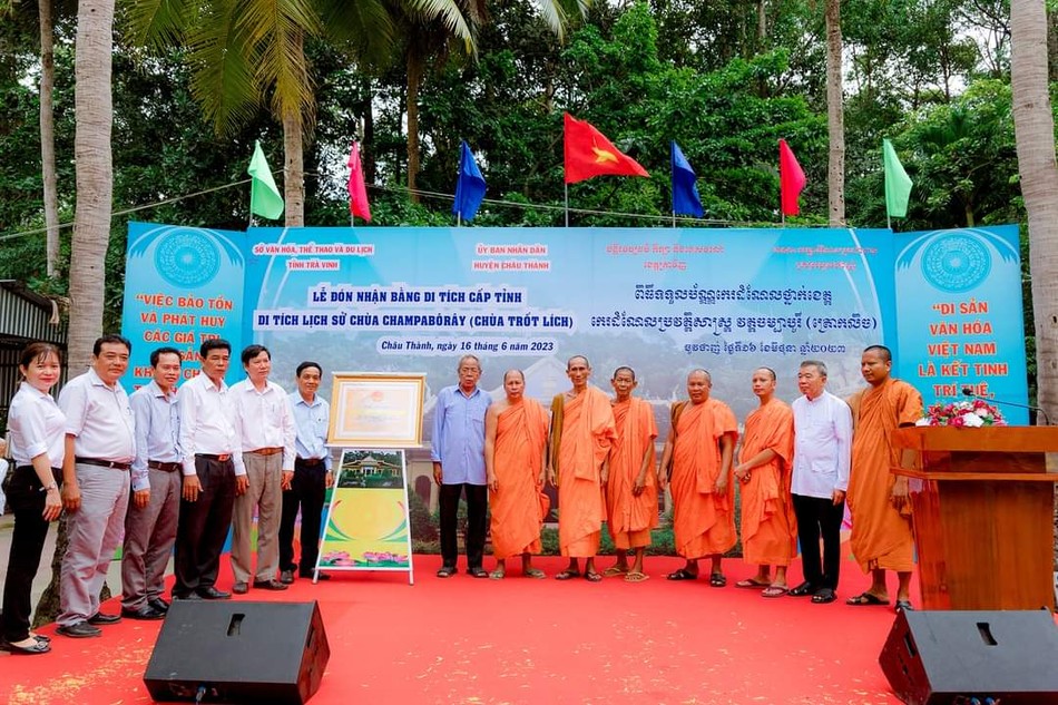 Trong ngày vui chùa Champabôrây được công nhận di tích lịch sử cấp tỉnh