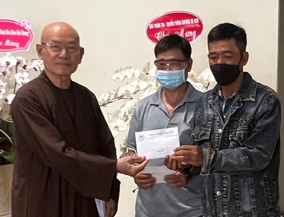 Hòa thượng Thích Tâm Viên trao tiền bạn đọc ủng hộ đến bệnh nhân có hoàn cảnh khó khăn