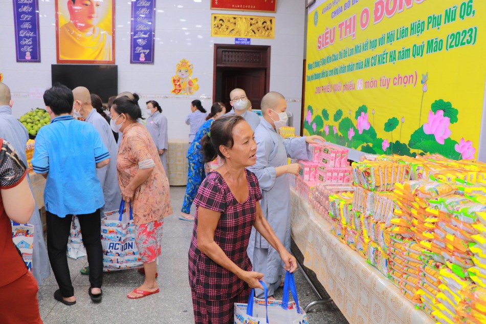 Người dân đến mua hàng 0 đồng Người dân đến mua hàng 0 đồng