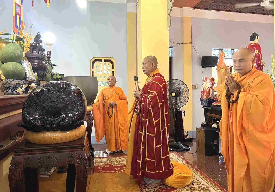 Chư Tăng thực hiện khóa lễ đầu tiên trong khóa huân tu 10 ngày Chư Tăng thực hiện khóa lễ đầu tiên trong khóa huân tu 10 ngày