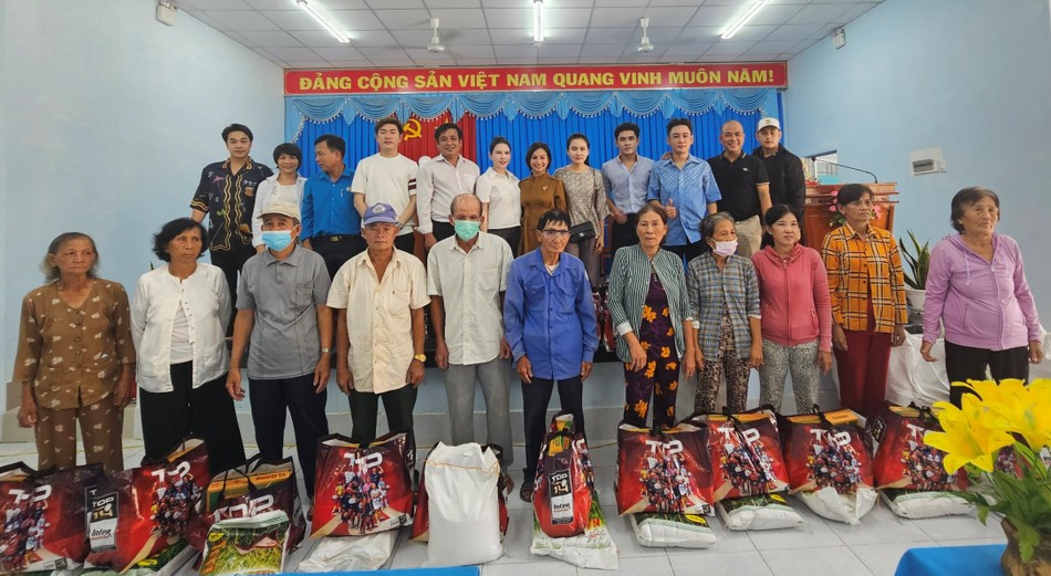Đoàn còn tặng 50 phần quà đến 50 gia đình cho hoàn cảnh khó khăn - Ảnh: CTV Đoàn còn tặng 50 phần quà đến 50 gia đình cho hoàn cảnh khó khăn - Ảnh: CTV