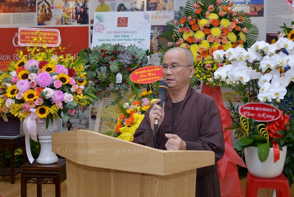 Thượng tọa Thích Chúc Phú, Phó Thư ký tòa soạn Báo Giác Ngộ chia sẻ tại buổi gặp Thượng tọa Thích Chúc Phú, Phó Thư ký tòa soạn Báo Giác Ngộ chia sẻ tại buổi gặp