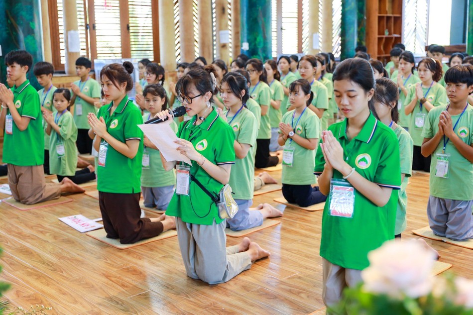 Phật tử Nguyễn Tường Vy đã đối trước chư tôn đức dâng lời phát nguyện Phật tử Nguyễn Tường Vy đã đối trước chư tôn đức dâng lời phát nguyện