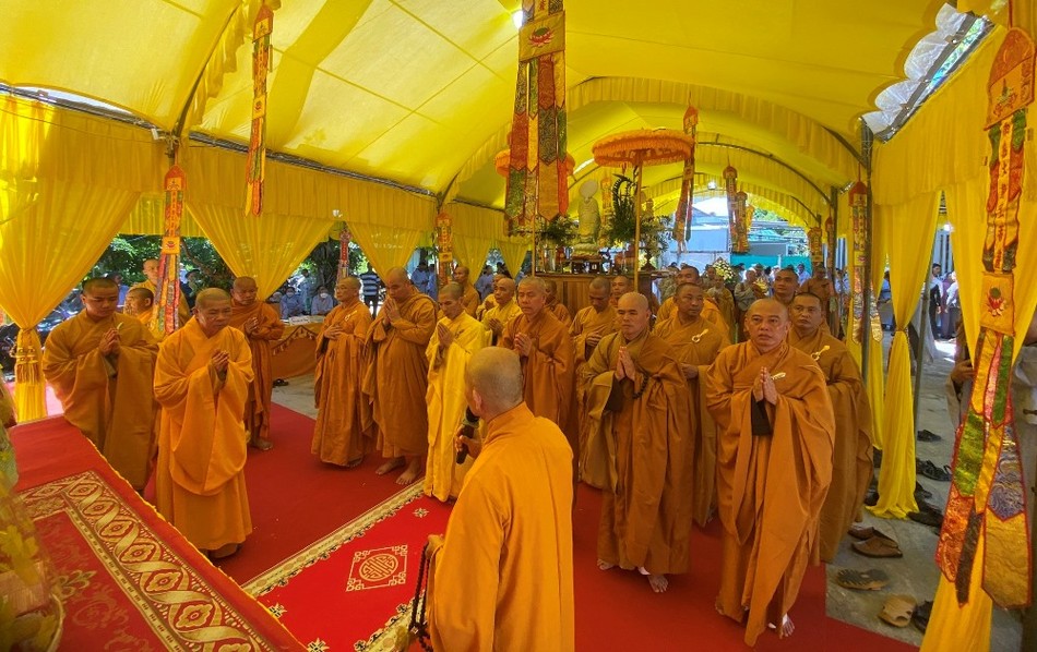 Chư tôn đức Ban Trị sự GHPGVN tỉnh viếng tang Thượng tọa Thích Lương Ân