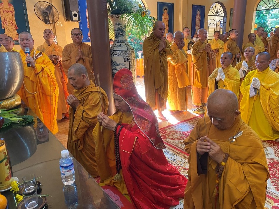 Hòa thượng Thích Nguyên Quang cùng chư tôn đức niêm hương tưởng niệm