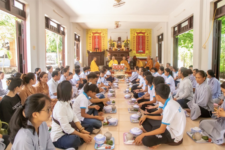 Các em làng SOS dùng cơm trong chánh niệm Các em làng SOS dùng cơm trong chánh niệm