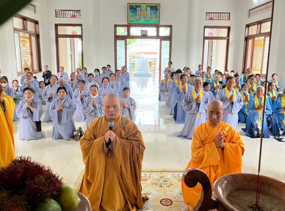 Đại diện đoàn tác bạch cúng dường đến chư Tăng, Ni hành giả các trường hạ Đại diện đoàn tác bạch cúng dường đến chư Tăng, Ni hành giả các trường hạ