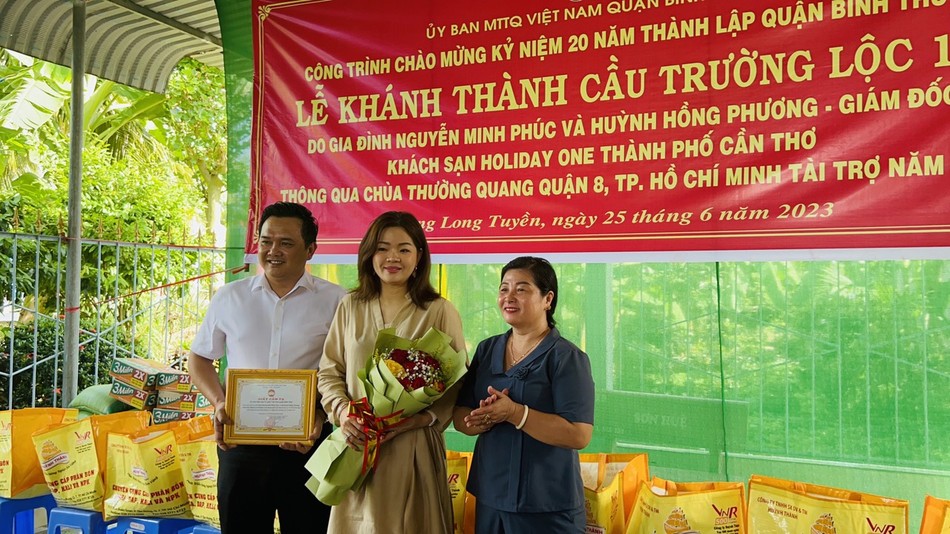 Đại diện gia đình tài trợ công trình cầu bê-tông cho bà con địa phương Đại diện gia đình tài trợ công trình cầu bê-tông cho bà con địa phương