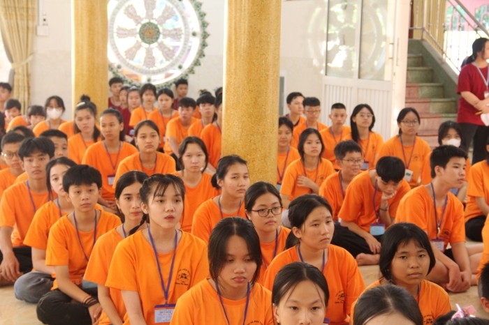 Tu sinh được làm quen với các oai nghi chốn thiền môn