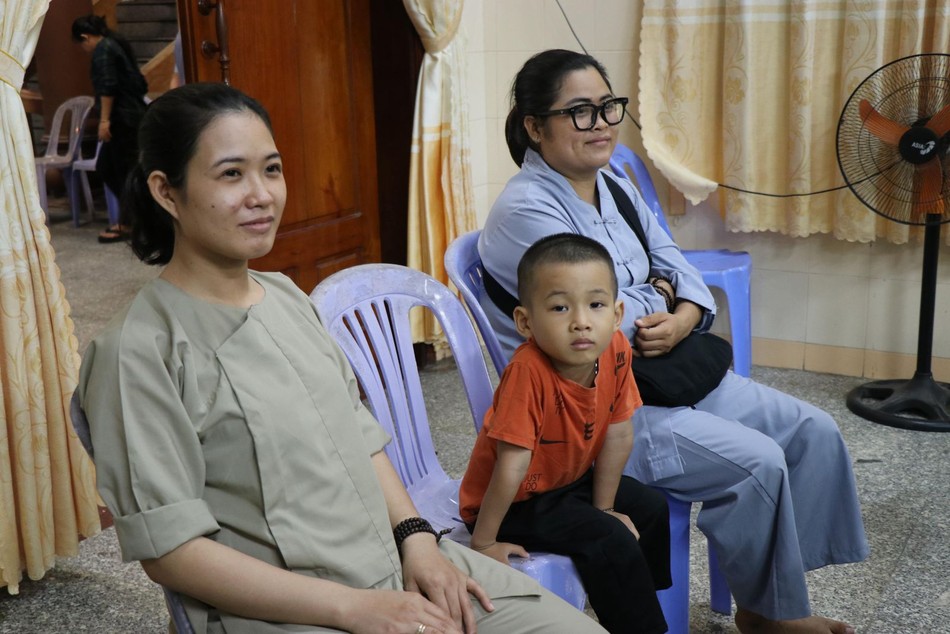 Em bé theo mẹ đi học giáo lý Em bé theo mẹ đi học giáo lý