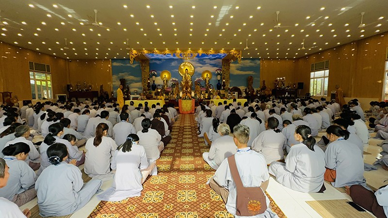 Gần 450 Phật tử tham gia tu Bát Quan trai Gần 450 Phật tử tham gia tu Bát Quan trai