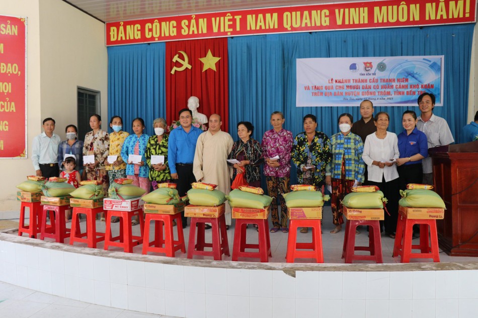 Ban Từ thiện xã hội tỉnh tặng 50 phần quà đến với bà con tại xã Tân Thanh