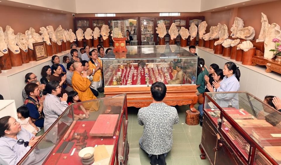Chùa đảnh lễ tại chùa Long Sơn, H.Vạn Ninh - Ảnh: T.G Chùa đảnh lễ tại chùa Long Sơn, H.Vạn Ninh - Ảnh: T.G