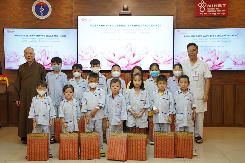 Hòa thượng Thích Bảo Nghiêm trao quà đến các bệnh nhi Hòa thượng Thích Bảo Nghiêm trao quà đến các bệnh nhi