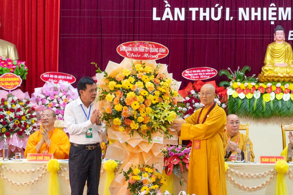 Ông Phạm Xuân Khánh, Phó Trưởng ban Thường trực Ban Dân vận Tỉnh ủy tỉnh Quảng Bình tặng hoa chúc mừng đại hội Ông Phạm Xuân Khánh, Phó Trưởng ban Thường trực Ban Dân vận Tỉnh ủy tỉnh Quảng Bình tặng hoa chúc mừng đại hội