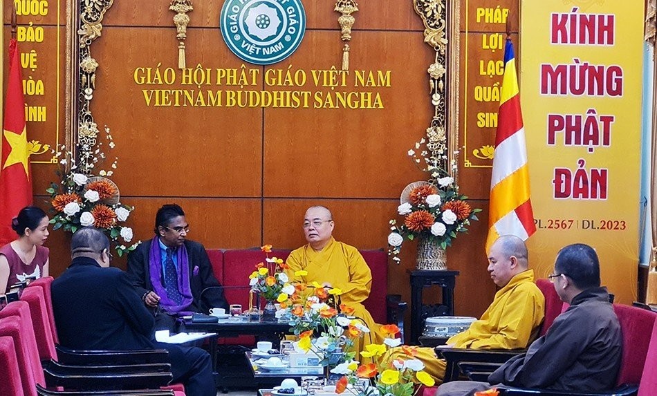 Hòa thượng Thích Thanh Nhiễu và chư tôn đức GHPGVN tiếp thân mật đoàn Hòa thượng Thích Thanh Nhiễu và chư tôn đức GHPGVN tiếp thân mật đoàn