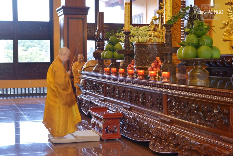 Tại chánh điện Việt Nam Quốc Tự, Đức Pháp chủ GHPGVN, Chứng minh Đạo sư GHPGVN TP.HCM thành kính niêm hương Tam bảo