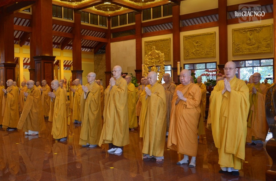 Chư tôn đức Tăng thành viên Ban Trị sự GHPGVN TP.HCM, các ban chuyên môn trực thuộc, Ban Trị sự GHPGVN TP.Thủ Đức và 21 Ban Trị sự quận, huyện thành kính tại lễ Bố-tát