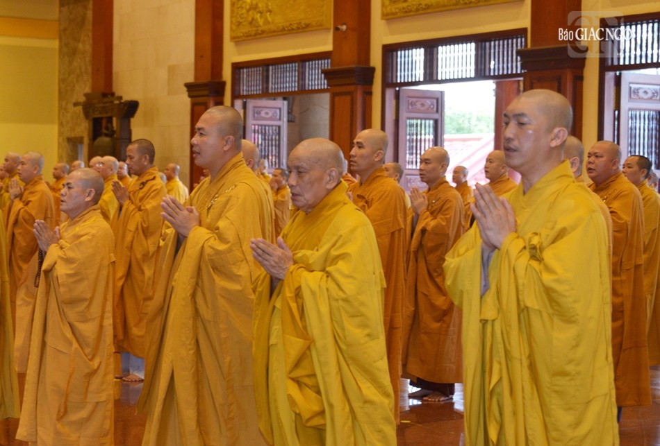 Chư tôn đức Tăng đảnh lễ Tam bảo