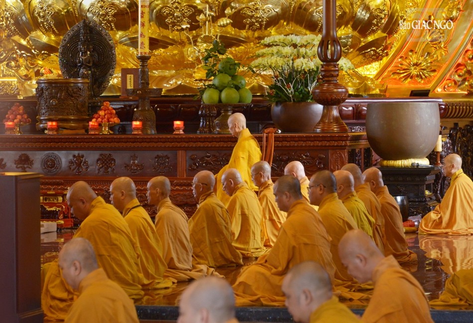 Đức Pháp chủ GHPGVN cùng thực hiện các nghi thức bố-tát, thính giới với đại chúng