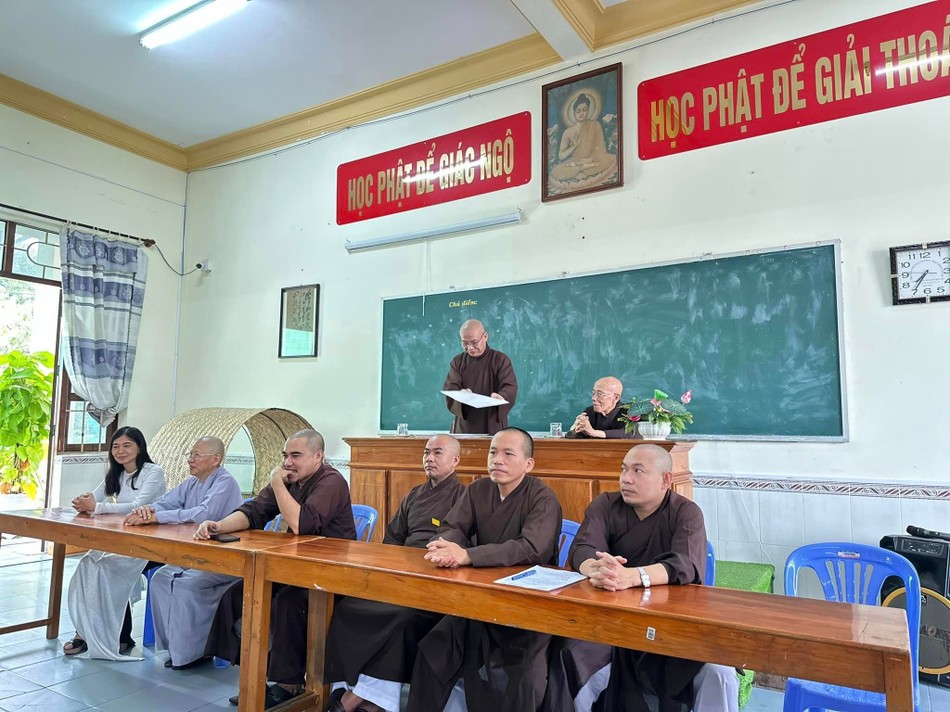 Thượng tọa Thích Thông Triêm sách tấn và trao đề thi