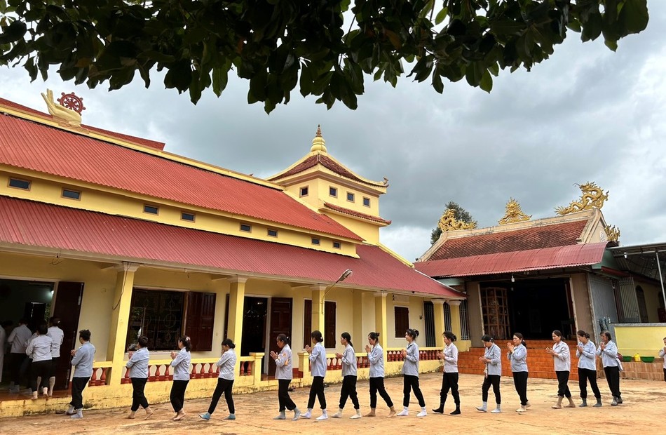 Phật tử niệm Phật kinh hành Phật tử niệm Phật kinh hành