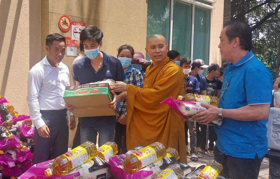 Đại đức Thích Giác Thọ và đại diện nhà tài trợ trao quà - Ảnh: TG Đại đức Thích Giác Thọ và đại diện nhà tài trợ trao quà - Ảnh: TG