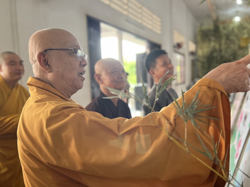 Chư tôn đức xem lại những hình ảnh của khóa tu được triển lãm tại chùa Bửu Thọ Chư tôn đức xem lại những hình ảnh của khóa tu được triển lãm tại chùa Bửu Thọ