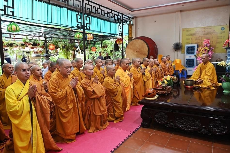 Chư Tăng tác bạch cung thỉnh Hòa thượng Thích Thanh Điện vào ngôi Đường chủ trường hạ chùa Cam Lộ