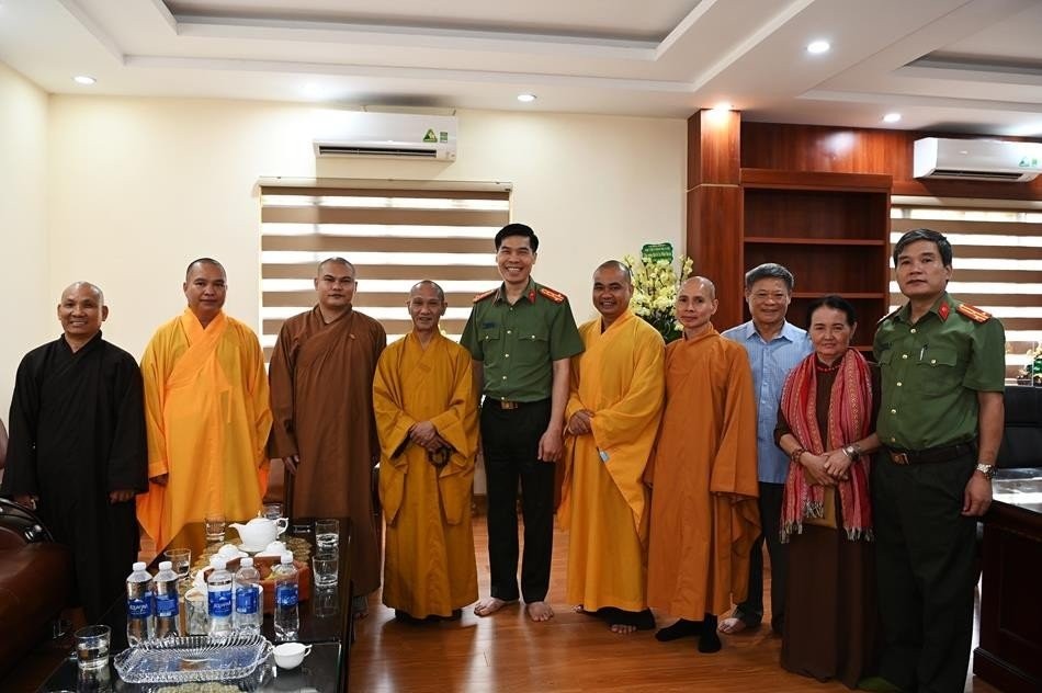 Hòa thượng Thích Thanh Điện cùng Ban Trị sự tỉnh chúc mừng Đại tá Cao Minh Huyền, tân Giám đốc tỉnh Lào Cai