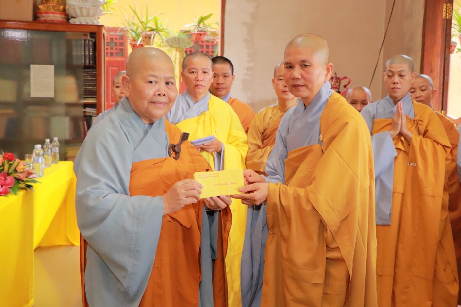 Ni trưởng Thích nữ Tịnh Nghiêm trao tịnh tài cúng dường đến đại diện Ban Chức sự trường hạ chùa Phước Quang Ni trưởng Thích nữ Tịnh Nghiêm trao tịnh tài cúng dường đến đại diện Ban Chức sự trường hạ chùa Phước Quang