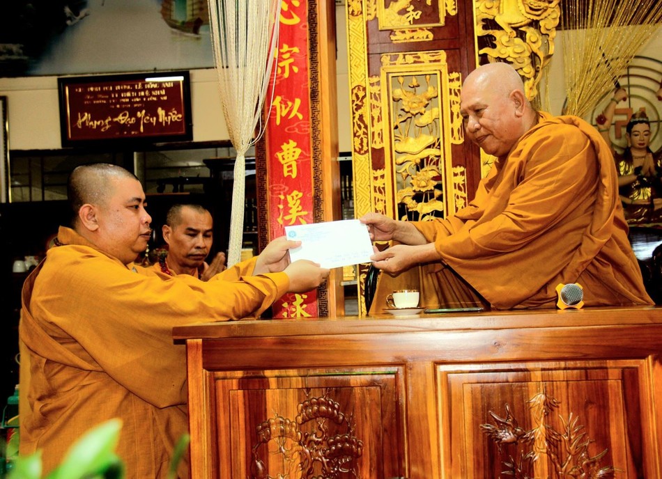 Hòa thượng Thích Minh Ngạn cúng dường trường hạ tổ đình Long Thiền Hòa thượng Thích Minh Ngạn cúng dường trường hạ tổ đình Long Thiền