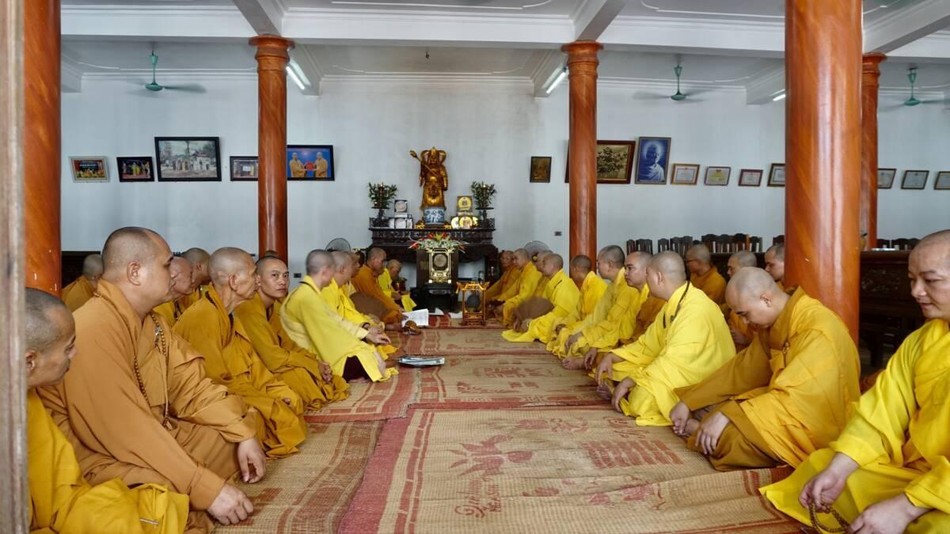 Chư Tăng - Ni vân tập tại giảng đường chùa Tiên Hương Chư Tăng - Ni vân tập tại giảng đường chùa Tiên Hương