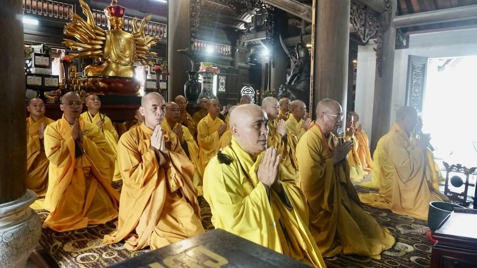 Các hành giả an cư thực hiện nghiêm túc 6 thời khóa an cư tụng niệm trong ngày Các hành giả an cư thực hiện nghiêm túc 6 thời khóa an cư tụng niệm trong ngày