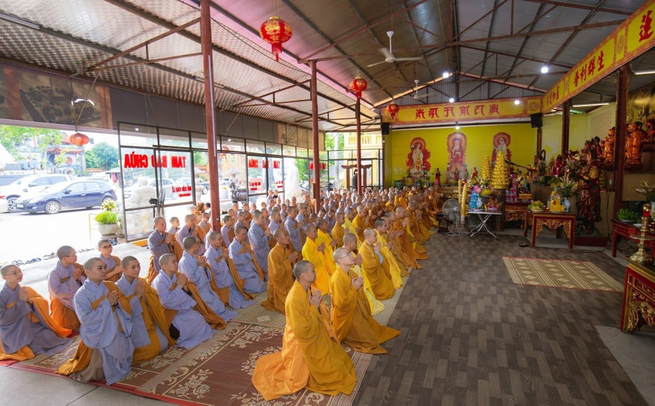 Chư hành giả Tăng, Ni đảnh lễ Tam bảo Chư hành giả Tăng, Ni đảnh lễ Tam bảo