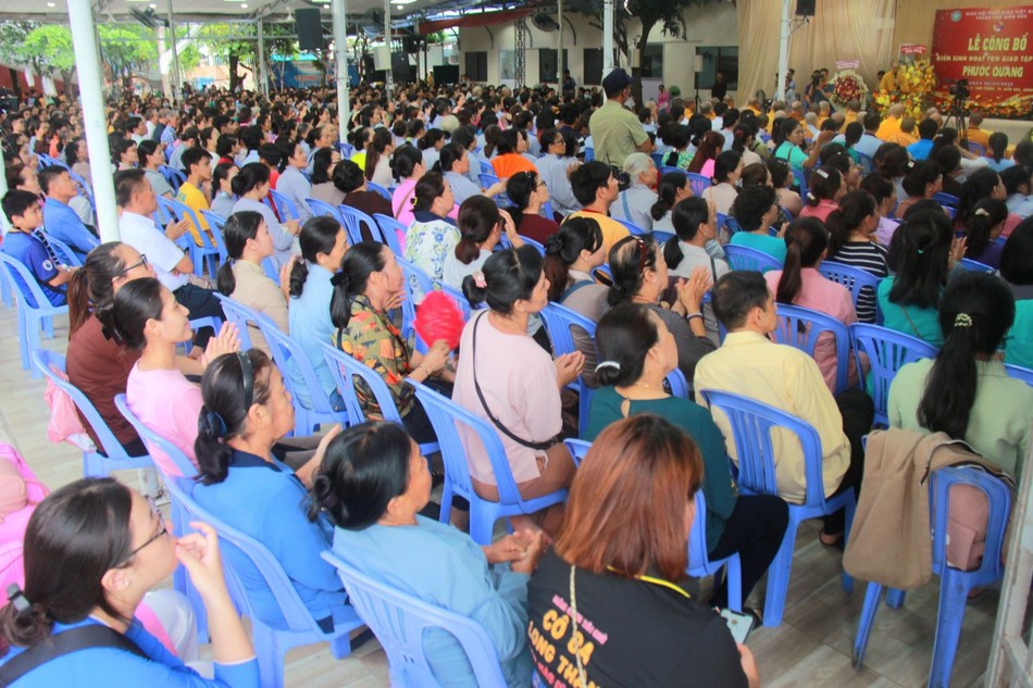 Hơn 200 Phật tử địa phương tham dự lễ công bố điểm sinh hoạt tôn giáo tập trung Phước Quang Hơn 200 Phật tử địa phương tham dự lễ công bố điểm sinh hoạt tôn giáo tập trung Phước Quang