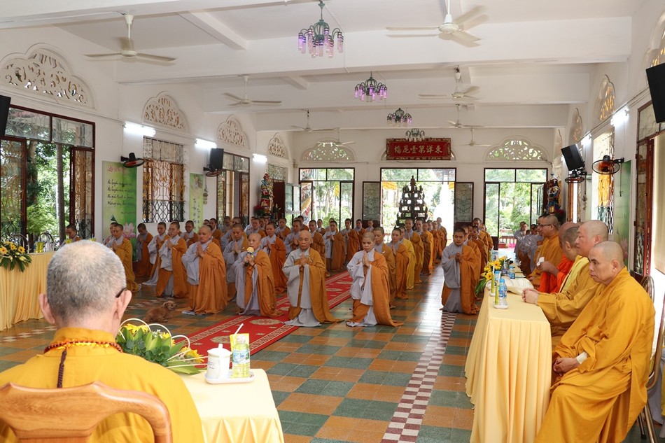 Đại diện hành giả báo cáo tình hình tu học của trường hạ Đại diện hành giả báo cáo tình hình tu học của trường hạ