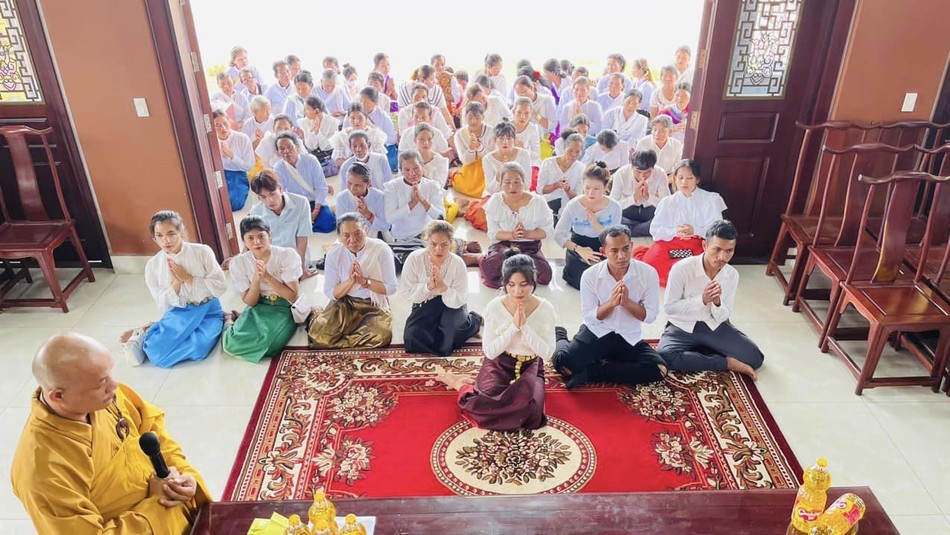 Đại diện Phật tử người đồng bào Khmer tác bạch cúng dường Đại diện Phật tử người đồng bào Khmer tác bạch cúng dường