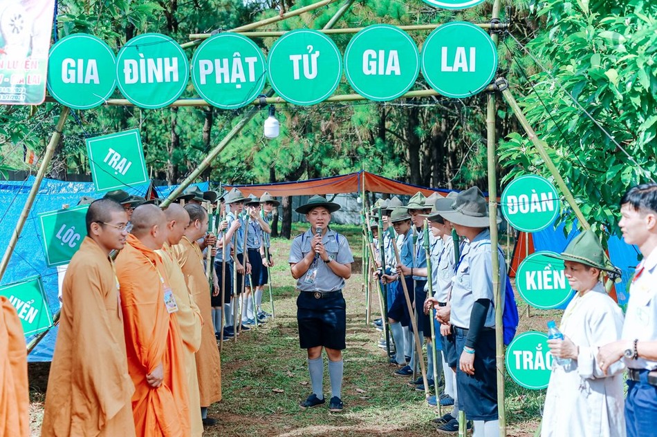 Chư tôn thiền đức đã đến thăm, động viên các trại Chư tôn thiền đức đã đến thăm, động viên các trại