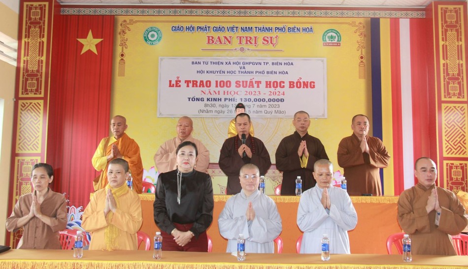 Chư tôn đức Tăng Ni, đại diện Hội Khuyến học tham dự Chư tôn đức Tăng Ni, đại diện Hội Khuyến học tham dự