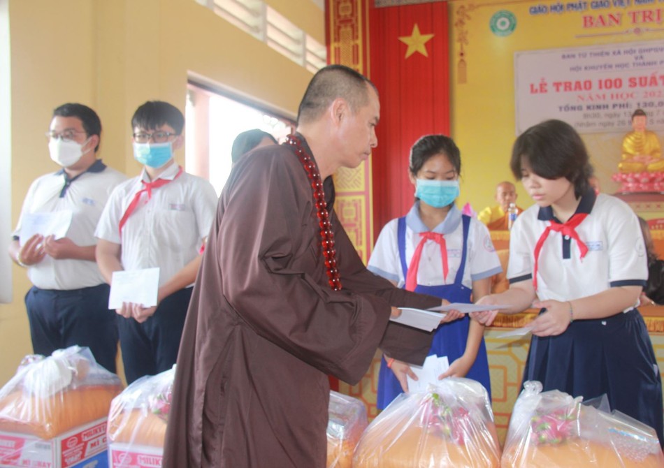 Thượng tọa Thích Minh Trí trao học bổng đến học sinh nghèo hiếu học Thượng tọa Thích Minh Trí trao học bổng đến học sinh nghèo hiếu học