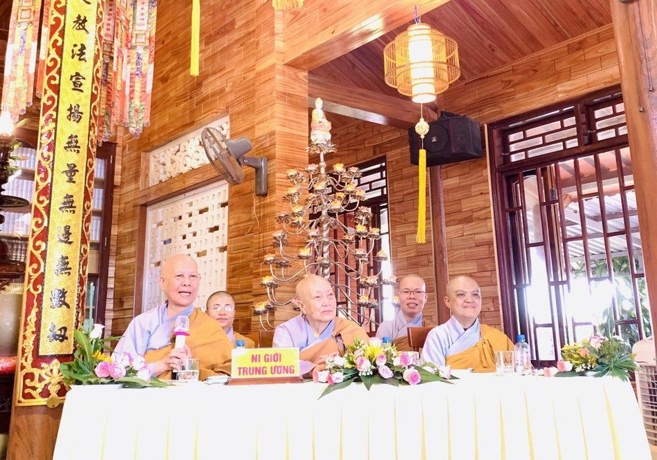 Ni trưởng Như Minh sách tấn tại trường hạ Long Hưng Ni trưởng Như Minh sách tấn tại trường hạ Long Hưng