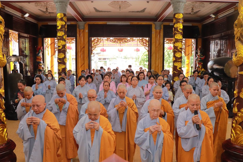 Chư Ni lễ Phật tại chùa Ưu Đàm Chư Ni lễ Phật tại chùa Ưu Đàm