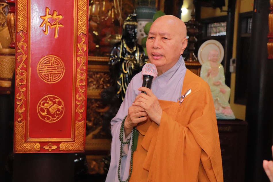 Ni trưởng Thích nữ Mỹ Thuận, đại diện Ban Chức sự trường hạ Sùng Đức có lời tán thán đến đoàn Ni trưởng Thích nữ Mỹ Thuận, đại diện Ban Chức sự trường hạ Sùng Đức có lời tán thán đến đoàn